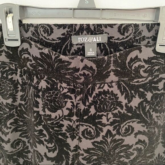 Roz & Ali Women’s Pull On Floral Velvet Pants - Picture 2 of 3
